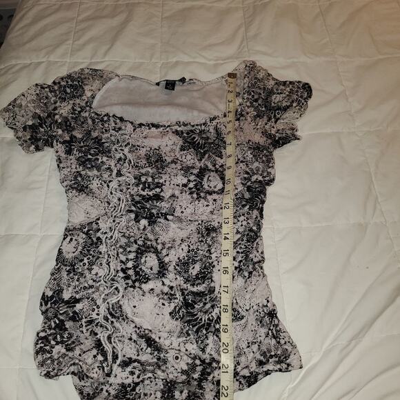 AB studio small white and black floral short sleeve blouse. - Picture 9 of 10